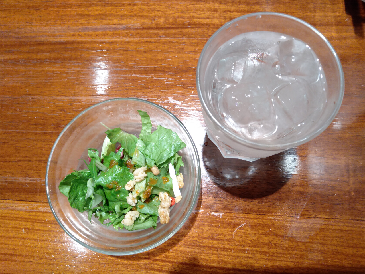 サラダと水 サラダと水の写真